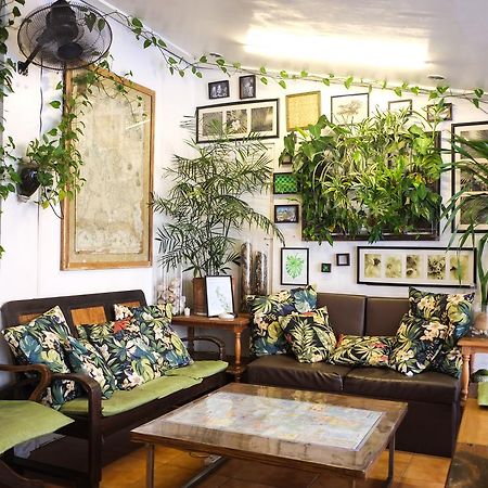 Humble Hut Hostel Манила Экстерьер фото
